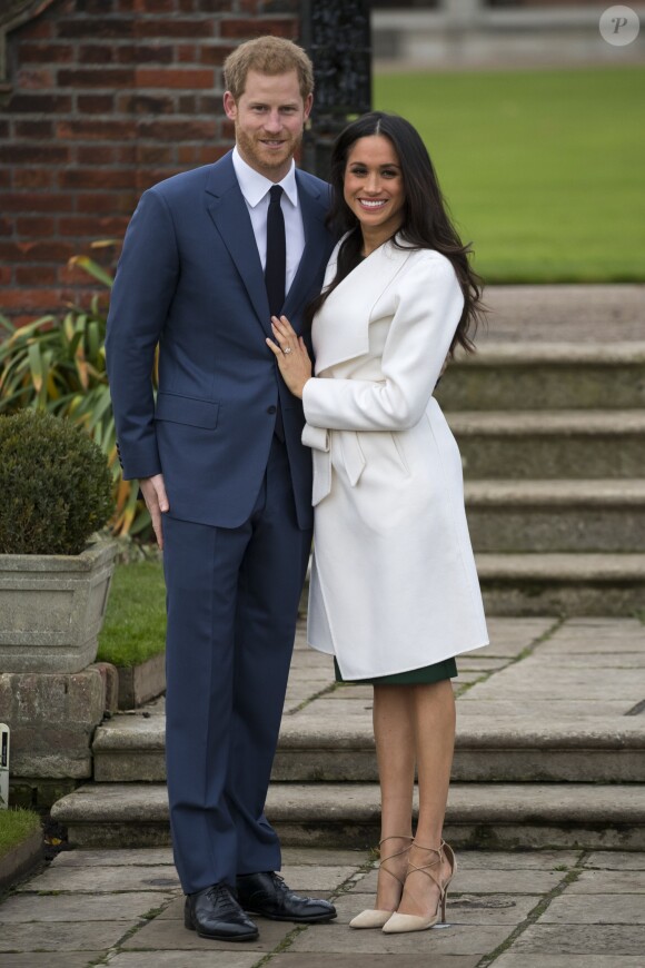 Le prince Harry et Meghan Markle lors de la séance photo le jour de l'annonce de leurs fiançailles, le 27 novembre 2017, dans les jardins du palais de Kensington, à Londres.