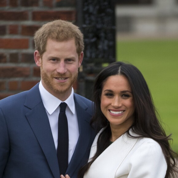 Le prince Harry et Meghan Markle lors de la séance photo le jour de l'annonce de leurs fiançailles, le 27 novembre 2017, dans les jardins du palais de Kensington, à Londres.