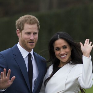 Le prince Harry et Meghan Markle lors de la séance photo le jour de l'annonce de leurs fiançailles, le 27 novembre 2017, dans les jardins du palais de Kensington, à Londres.