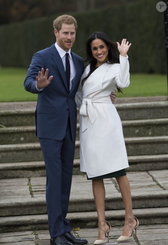 Le prince Harry et Meghan Markle lors de la séance photo le jour de l'annonce de leurs fiançailles, le 27 novembre 2017, dans les jardins du palais de Kensington, à Londres.