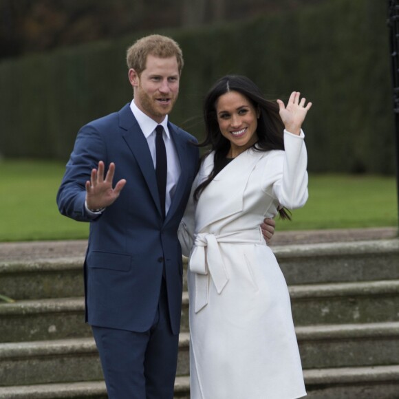 Le prince Harry et Meghan Markle lors de la séance photo le jour de l'annonce de leurs fiançailles, le 27 novembre 2017, dans les jardins du palais de Kensington, à Londres.