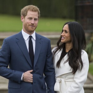 Le prince Harry et Meghan Markle lors de la séance photo le jour de l'annonce de leurs fiançailles, le 27 novembre 2017, dans les jardins du palais de Kensington, à Londres.