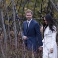 Le prince Harry et Meghan Markle lors de la séance photo le jour de l'annonce de leurs fiançailles, le 27 novembre 2017, dans les jardins du palais de Kensington, à Londres.