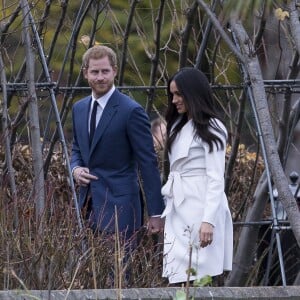 Le prince Harry et Meghan Markle lors de la séance photo le jour de l'annonce de leurs fiançailles, le 27 novembre 2017, dans les jardins du palais de Kensington, à Londres.