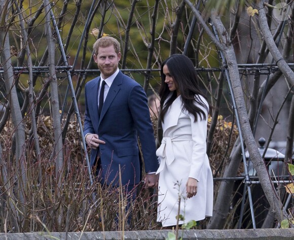 Le prince Harry et Meghan Markle lors de la séance photo le jour de l'annonce de leurs fiançailles, le 27 novembre 2017, dans les jardins du palais de Kensington, à Londres.