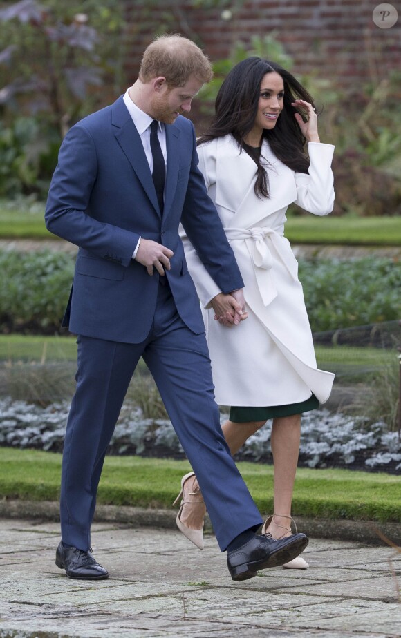 Le prince Harry et Meghan Markle lors de la séance photo le jour de l'annonce de leurs fiançailles, le 27 novembre 2017, dans les jardins du palais de Kensington, à Londres.