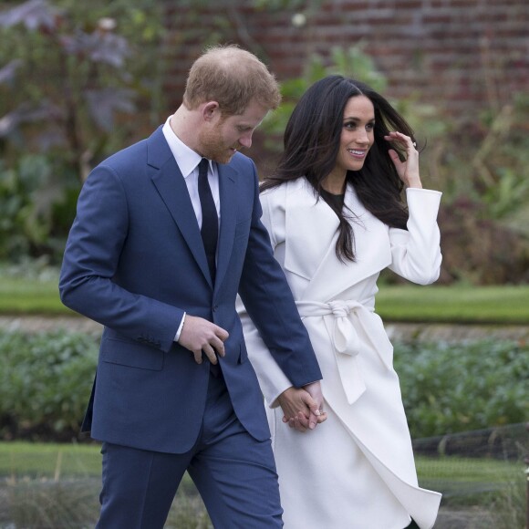 Le prince Harry et Meghan Markle lors de la séance photo le jour de l'annonce de leurs fiançailles, le 27 novembre 2017, dans les jardins du palais de Kensington, à Londres.