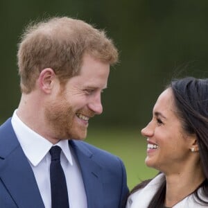 Le prince Harry et Meghan Markle lors de la séance photo le jour de l'annonce de leurs fiançailles, le 27 novembre 2017, dans les jardins du palais de Kensington, à Londres.