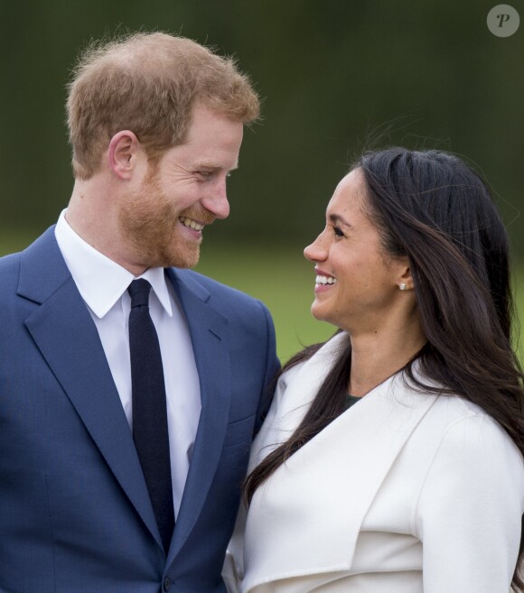 Le prince Harry et Meghan Markle lors de la séance photo le jour de l'annonce de leurs fiançailles, le 27 novembre 2017, dans les jardins du palais de Kensington, à Londres.