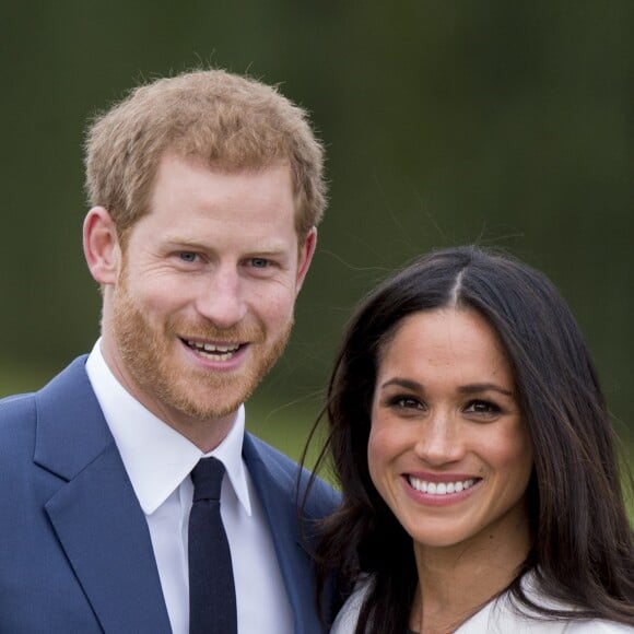 Le prince Harry et Meghan Markle lors de la séance photo le jour de l'annonce de leurs fiançailles, le 27 novembre 2017, dans les jardins du palais de Kensington, à Londres.