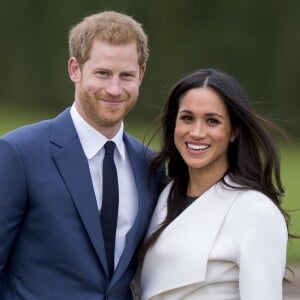 Le prince Harry et Meghan Markle lors de la séance photo le jour de l'annonce de leurs fiançailles, le 27 novembre 2017, dans les jardins du palais de Kensington, à Londres.