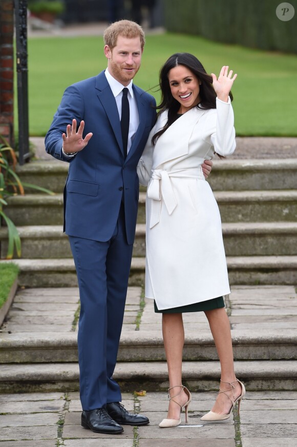 Le prince Harry et Meghan Markle lors de la séance photo le jour de l'annonce de leurs fiançailles, le 27 novembre 2017, dans les jardins du palais de Kensington, à Londres.