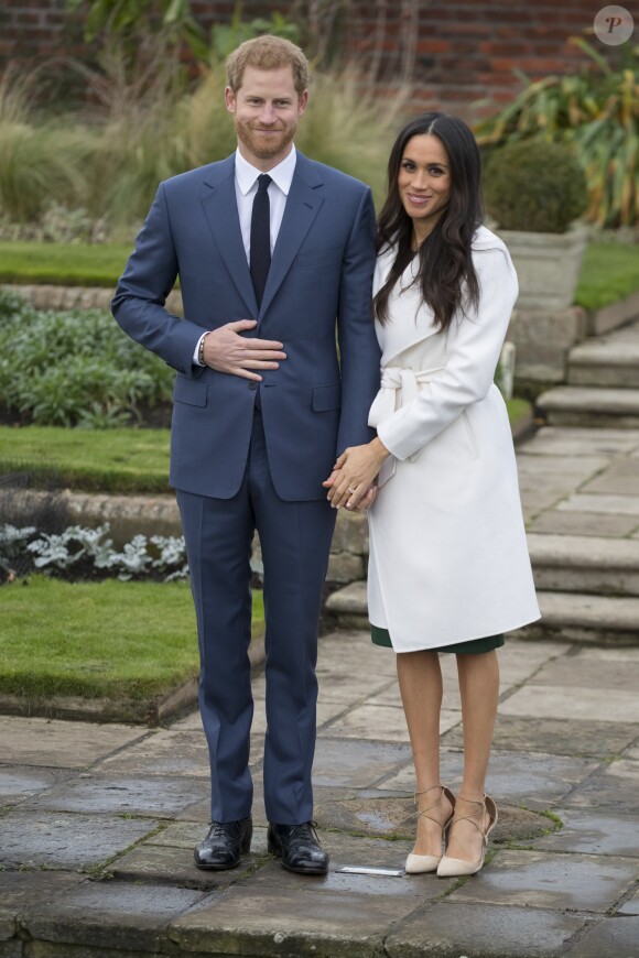 Le prince Harry et Meghan Markle lors de la séance photo le jour de l'annonce de leurs fiançailles, le 27 novembre 2017, dans les jardins du palais de Kensington, à Londres.