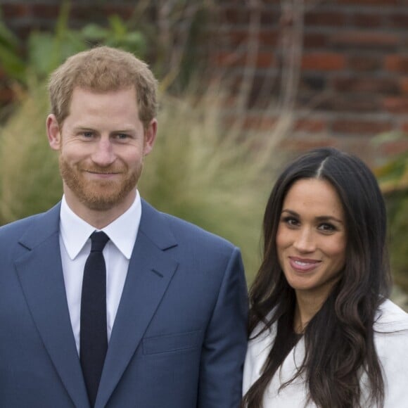 Le prince Harry et Meghan Markle lors de la séance photo le jour de l'annonce de leurs fiançailles, le 27 novembre 2017, dans les jardins du palais de Kensington, à Londres.