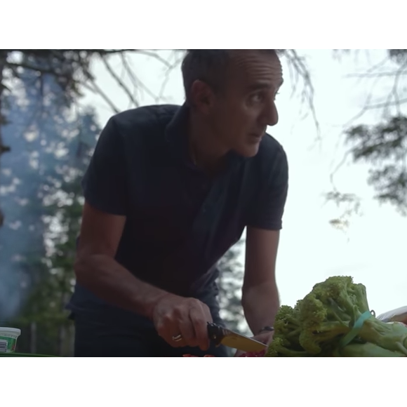 Elie Semoun prépare le repas au bivouac dans l'épisode 3 de son voyage en Ontario avec Canada Diem, à la découverte du Parc Algonquin dans la région des grands lacs.