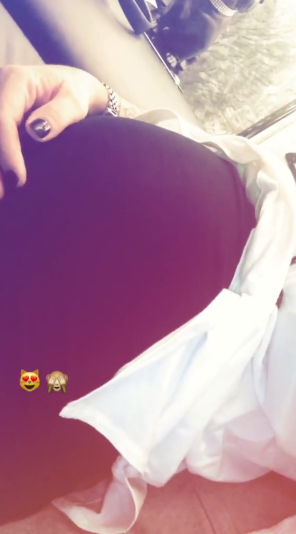 Emilie Fiorelli affiche son baby bump sur Instagram, 30 novembre 2017
