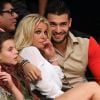 Britney Spears et son compagnon Sam Asghari sont allés assister à un match des Lakers à Los Angeles. Les enfants de Britney, Sean Federline et Jayden James Federline sont de la partie! Le 29 novembre 2017 