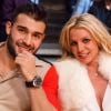 Britney Spears et son compagnon Sam Asghari sont allés assister à un match des Lakers à Los Angeles. Les enfants de Britney, Sean Federline et Jayden James Federline sont de la partie! Le 29 novembre 2017 