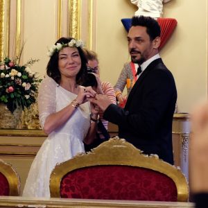 Exclusif - Mariage de Sandra de Matteis (en robe Dior) et Tomer Sisley à la Mairie du 8ème arrondissement de Paris, en présence de leurs enfants respectifs, Levin, Liv et Dino, de leurs familles et de leurs amis. Le mariage a été célébré par Jeanne d'Hauteserre, maire du 8ème arrondissement de Paris Le 25 novembre 2017