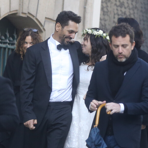 Exclusif - Mariage de Sandra de Matteis (en robe Dior) et Tomer Sisley à la Mairie du 8ème arrondissement de Paris, en présence de leurs enfants respectifs, Levin, Liv et Dino, de leurs familles et de leurs amis. Le 25 novembre 2017
