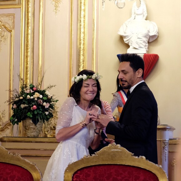 Exclusif - Mariage de Sandra de Matteis (en robe Dior) et Tomer Sisley à la Mairie du 8ème arrondissement de Paris, en présence de leurs enfants respectifs, Levin, Liv et Dino, de leurs familles et de leurs amis. Le mariage a été célébré par Jeanne d'Hauteserre, maire du 8ème arrondissement de Paris Le 25 novembre 2017
