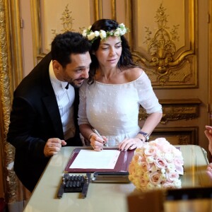 Exclusif - Mariage de Sandra de Matteis (en robe Dior) et Tomer Sisley à la Mairie du 8ème arrondissement de Paris, en présence de leurs enfants respectifs, Levin, Liv et Dino, de leurs familles et de leurs amis. Le mariage a été célébré par Jeanne d'Hauteserre, maire du 8ème arrondissement de Paris Le 25 novembre 2017