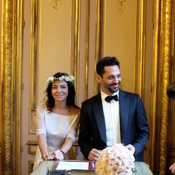 Exclusif - Mariage de Sandra de Matteis (en robe Dior) et Tomer Sisley à la Mairie du 8ème arrondissement de Paris, en présence de leurs enfants respectifs, Levin, Liv et Dino, de leurs familles et de leurs amis. Le mariage a été célébré par Jeanne d'Hauteserre, maire du 8ème arrondissement de Paris Le 25 novembre 2017