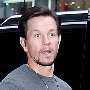 Mark Wahlberg quitte les studios de l'émission 'Good Morning America' après avoir fait la promotion du film 'Daddy's Home 2' à New York, le 8 novembre 2017.