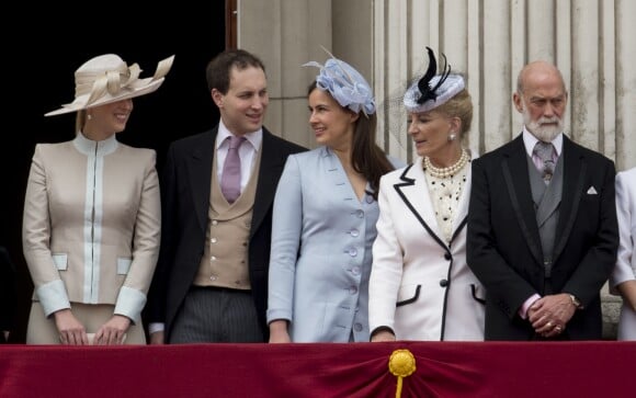 Lady Gabriella Windsor, Lord Frederick Windsor, Sophie Winkleman et la princesse et le prince Michael de Kent au balcon du palais de Buckingham lors de la parade Trooping The Colour à l'occasion du 90e anniversaire de la reine le 11 juin 2016 à Londres.