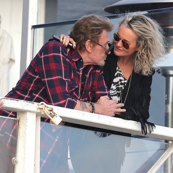 Johnny et Laeticia Hallyday - Johnny Hallyday va dejeuner en famille dans le restaurant de fruits de mer "Gladstone's" a Pacific Palisades le 19 janvier 2014.