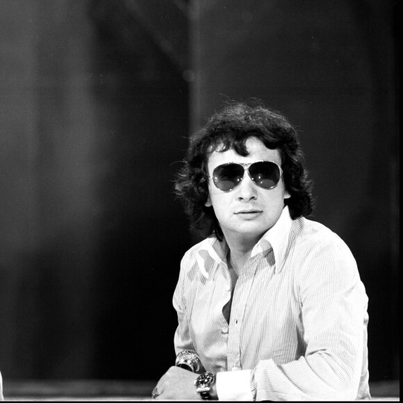 ARCHIVES - JOHNNY HALLYDAY ET MICHEL SARDOU SUR LE PLATEAU DE L'EMISSION DE TF1 "NUMERO 1 A MICHEL SARDOU" EN 1975 01/11/1975 - 