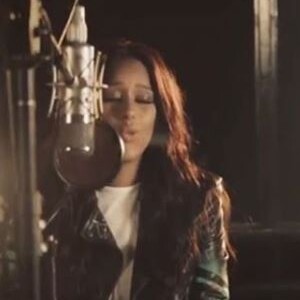 Amel Bent de retour au studio d'enregistement.