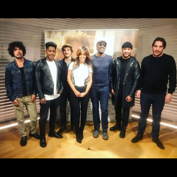 Amel Bent entourée de Yarol Poupaud, Lisandro Cuxi, Gauvain Sers, Marco Prince et Slimane.