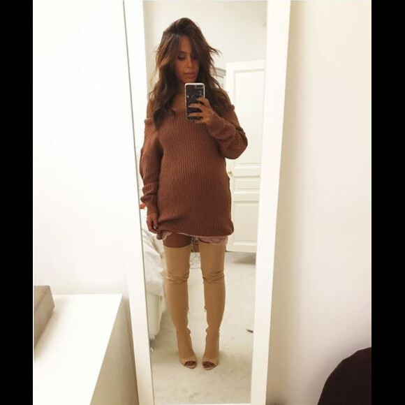 Amel Bent dévoilait son ventre arrondi.