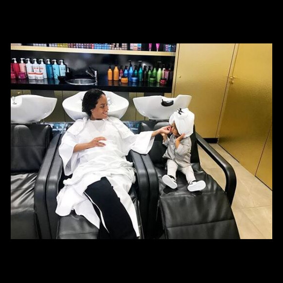 Amel Bent accompagnée de sa petite Sofia chez le coiffeur.