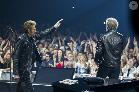 Johnny Hallyday, Eddy Mitchell - Concert des "Vieilles Canailles" à l'AccorHotels Arena à Paris, le 25 juin 2017. © Olivier Borde/Bestimage