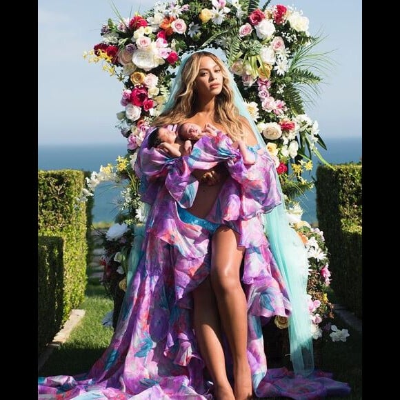 10 279 034 mentions "J'aime" pour Beyoncé et la première photo avec ses julmeaux Rumi et Sir, le 14 juillet 2017.