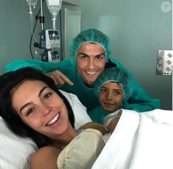 11 097 488 mentions "J'aime" pour Cristiano Ronaldo et l'annonce de la naissance de sa fille Alana Martina le 12 novembre 2017.