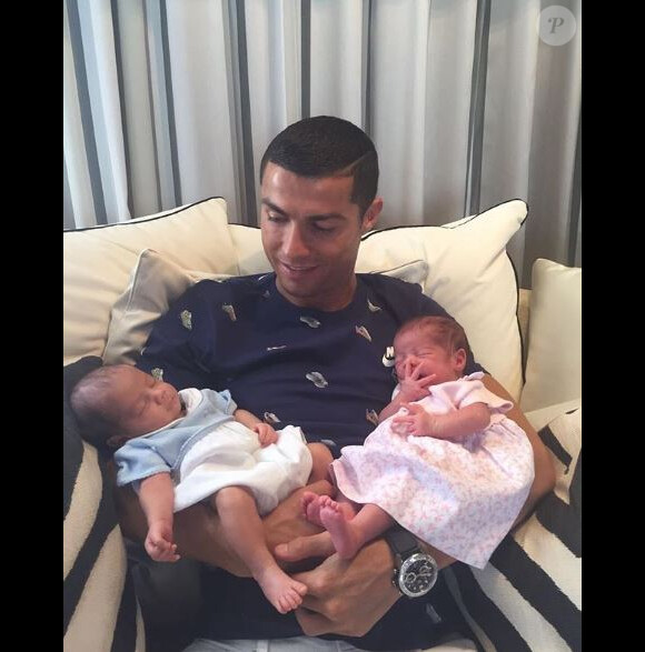 8 258 443 mentions "J'aime" pour Cristiano Ronaldo et la première photo avec ses jumeaux Eva et Mateo le 29 juin 2017.
