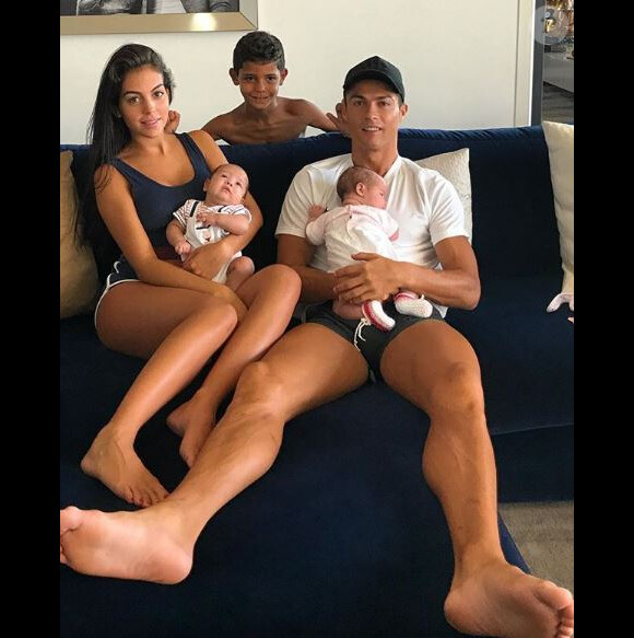 7 276 481 mentions "J'aime" pour Cristiano Ronaldo qui pose avec sa compagne Georgina Rodriguez, son fils Cristiano Jr et ses jumeaux Eva et Mateo le 27 août 2017.