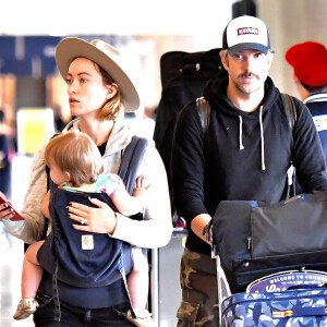Exclusif - Olivia Wilde, sa fille Daisy et son compagnon Jason Sudeikis arrivent à l'aéroport LAX de Los Angeles le 15 novembre 2017.
