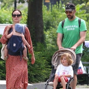 Olivia Wilde se promène en famille à New York avec son compagnon Jason Sudeikis et leurs enfants Otis et Daisy le 19 aout 2017.