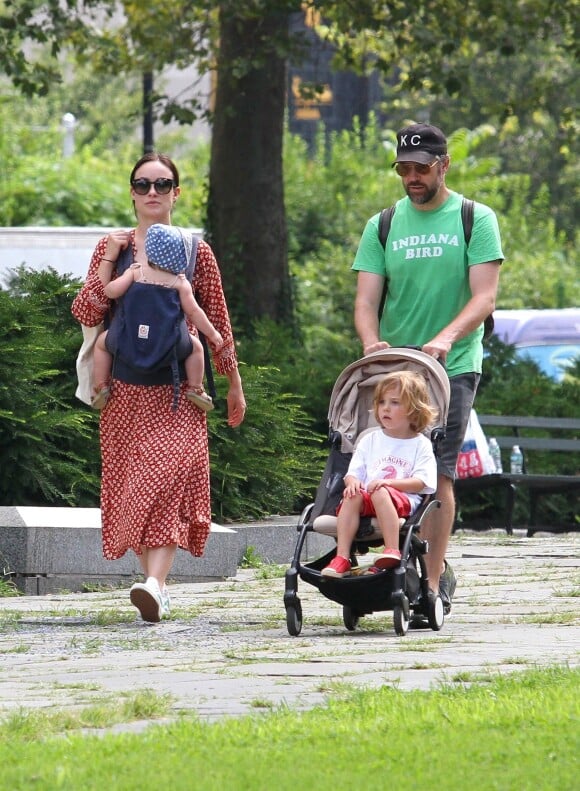 Olivia Wilde se promène en famille à New York avec son compagnon Jason Sudeikis et leurs enfants Otis et Daisy le 19 aout 2017.