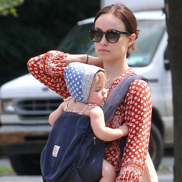 Olivia Wilde se promène en famille à New York avec son compagnon Jason Sudeikis et leurs enfants Otis et Daisy le 19 aout 2017.