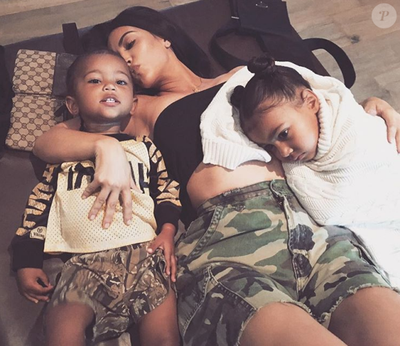 Saint West avec sa mère Kim Kardashian et sa soeur North sur une photo publiée le 21 août 2017