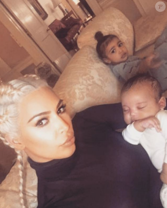 Saint West avec sa mère Kim Kardashian et sa soeur North sur une photo prise en février 2016