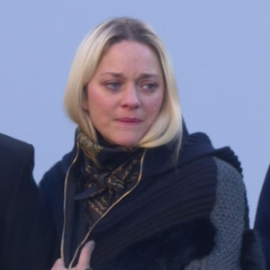 Marion Cotillard en larmes - Obsèques de Johnny Hallyday en l'église de la Madeleine à Paris. Le 9 décembre 2017.