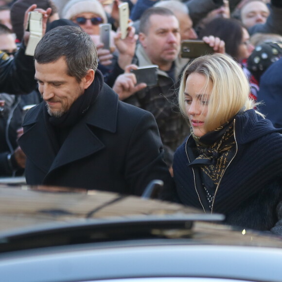 Guillaume Canet et sa compagne Marion Cotillard - Arrivée du convoi funéraire de la dépouille du chanteur Johnny Hallyday et des personnalités sur la place de La Madeleine à Paris. Le 9 décembre 2017 © CVS / Bestimage Arrival of the funeral convoy of the remains of the singer Johnny Hallyday and personalities on