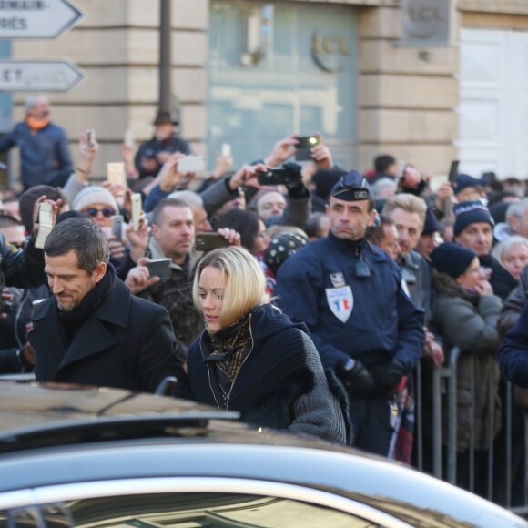 Guillaume Canet et sa compagne Marion Cotillard - Arrivée du convoi funéraire de la dépouille du chanteur Johnny Hallyday et des personnalités sur la place de La Madeleine à Paris. Le 9 décembre 2017 © CVS / Bestimage Arrival of the funeral convoy of the remains of the singer Johnny Hallyday and personalities on