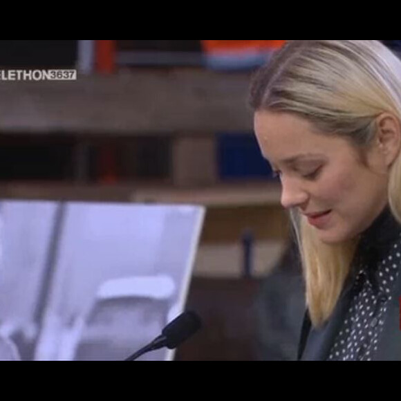 Marion Cotillard lit un texte hommage - Obsèques de Johnny Hallyday à l'église de la Madeleine, le 9 décembre 2017 à Paris